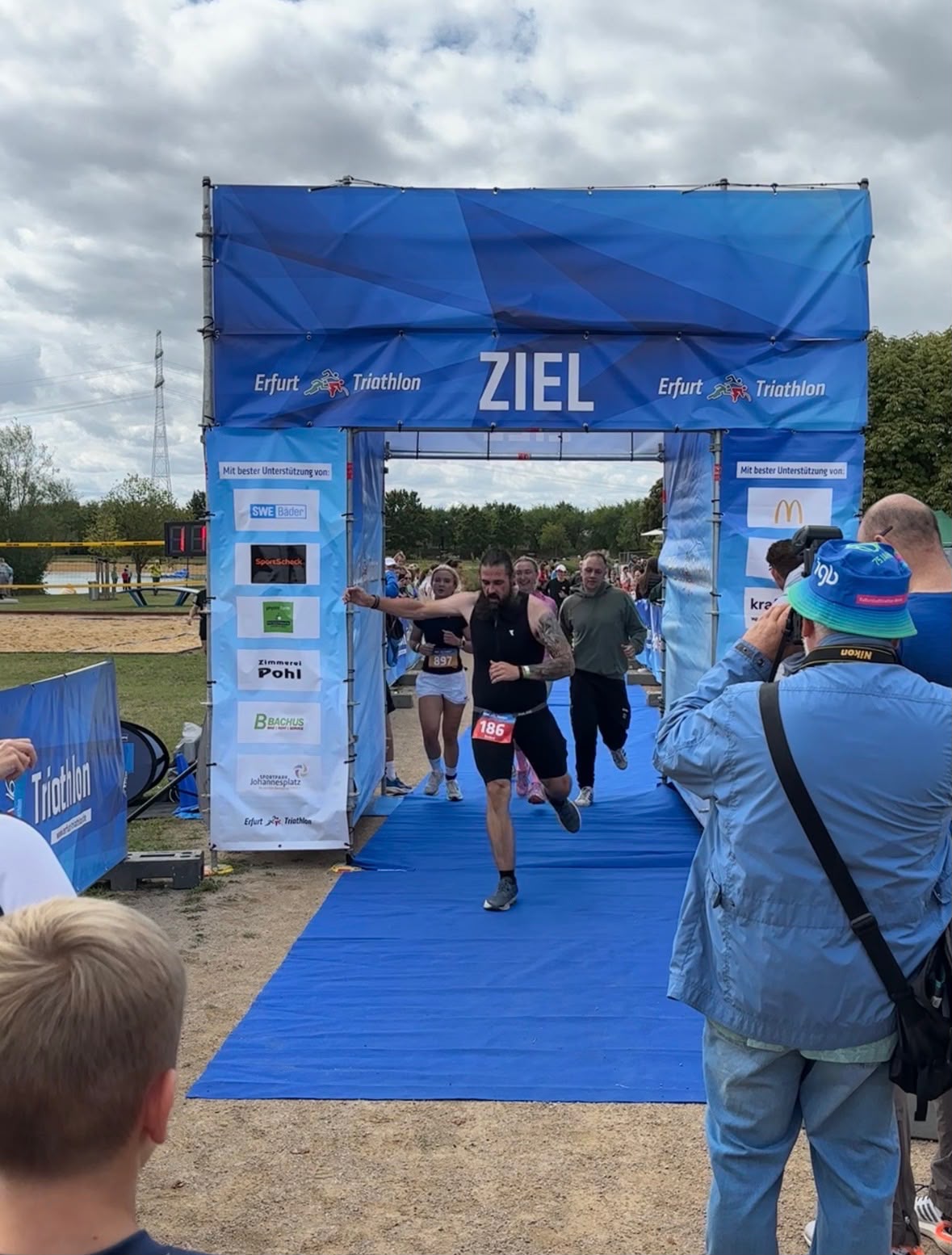 Richard Ewald im Ziel des olympischen Triathlons