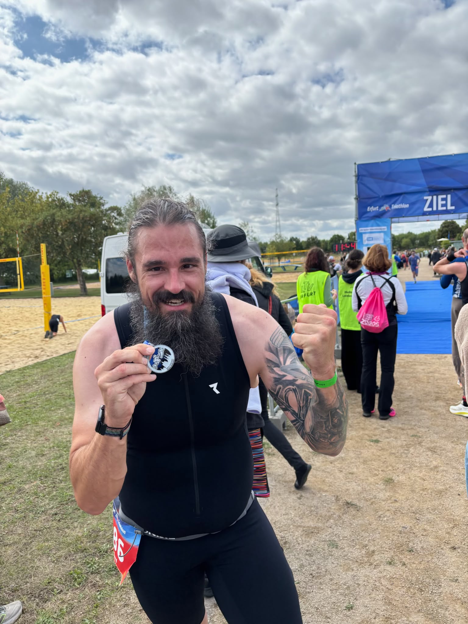 Richard Ewald mit Finisher-Medaille nach dem olympischen Triathlon