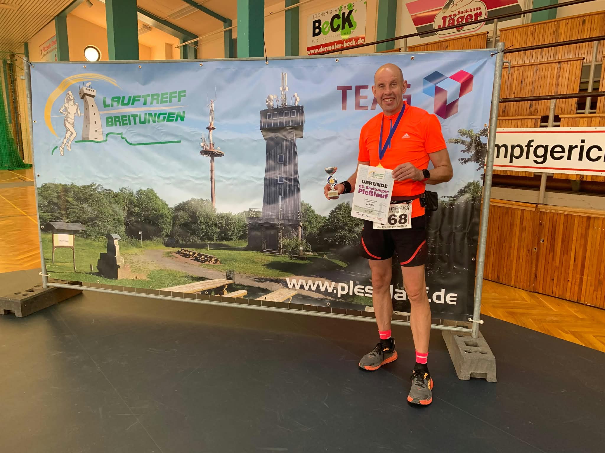 Thorsten Fey mit Pokal und Urkunde beim 23. Pleßlauf