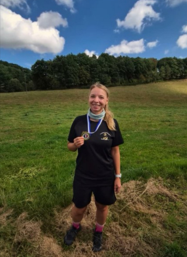 Nicole Schellenberg mit Medaille nach dem Naturerlebnislauf Frauensee