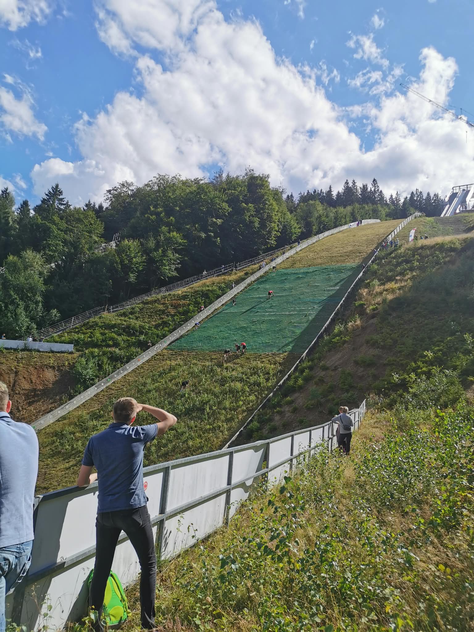 Läufer auf der steilen Inselbergschanze in Brotterode